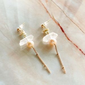 Raw quartz × freshwater pearl chain dangle earring